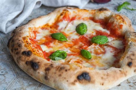 Pizza Margherita alla Napoletana - Cooking Italy