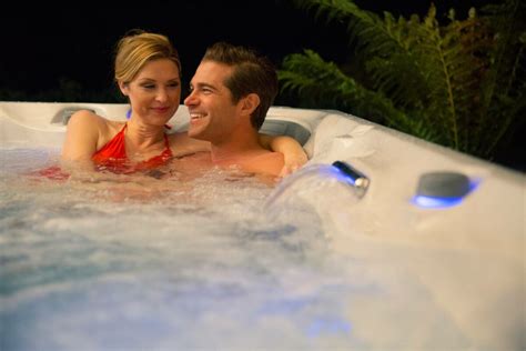 How To Plan The Perfect Hot Tub Date Night In 4 Steps