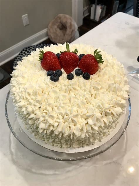 white cake with whipped cream cheese frosting 🍰 : r/FondantHate