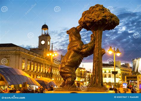 Statue of Bear on Puerta Del Sol, Madrid, Spain. Stock Image - Image of market, dusk: 65837667