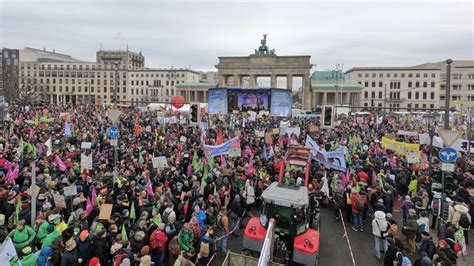 German Farmers Protest Restrictive Regulations Benefiting Big Agri-business | NewsClick