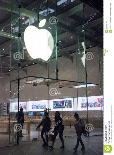 Apple Store in Santa Monica. Editorial Image - Image of computer, busy ...