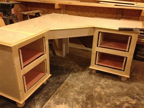 Corner Desk DIY Building Plans--{How to Build a Corner Desk}