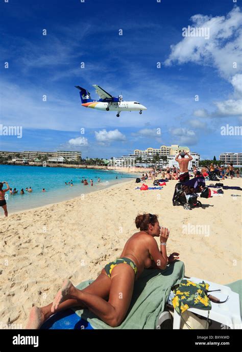 Landing st maarten airport hi-res stock photography and images - Alamy