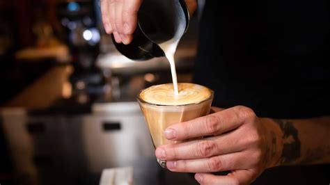 Flat White vs. Latte: What's the Difference? - Coffee Expert