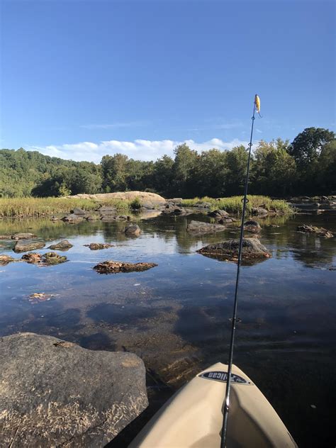 Dodging rocks on the Rappahannock River (US, VA) : r/Kayaking