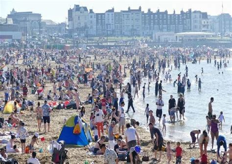 Packed Margate Beach Margate Kent England | Margate beach, Uk weather, Brighton beach