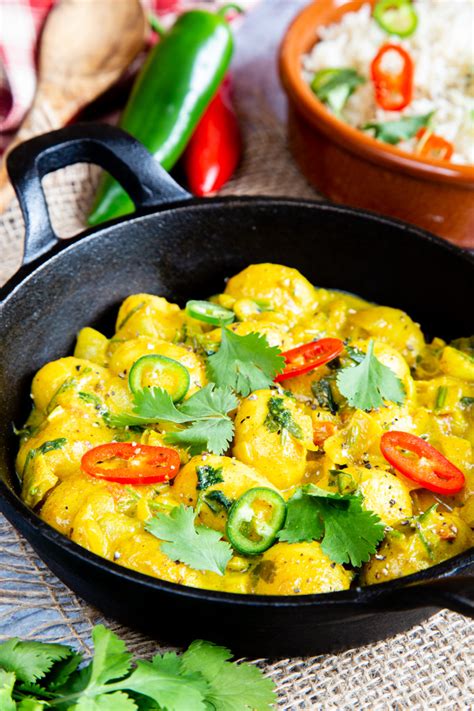 Easy Potato Curry (Aloo Curry) - Fuss Free Flavours