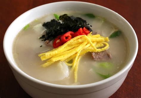 Rice cake soup (Tteokguk) recipe by Maangchi