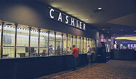 Do Slot Machines in Las Vegas Take Cash? (Answered) - FeelingVegas