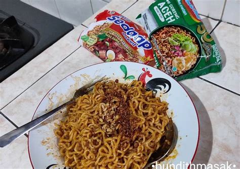 Resep 33. Ramen Hack : Indomie Goreng Aceh + Mie Sedaap Sambal Goreng oleh dithahikaru - Cookpad