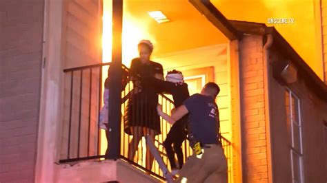 Harrowing rescue of family from burning Texas building caught on camera - National | Globalnews.ca