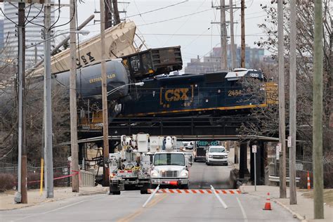 Train Derailment in Museum Center, Cincinnati, Ohio today - no Injuries but 1,000 gallon diesel ...