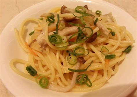 Japanese mushroom spaghetti Recipe by luien18 - Cookpad