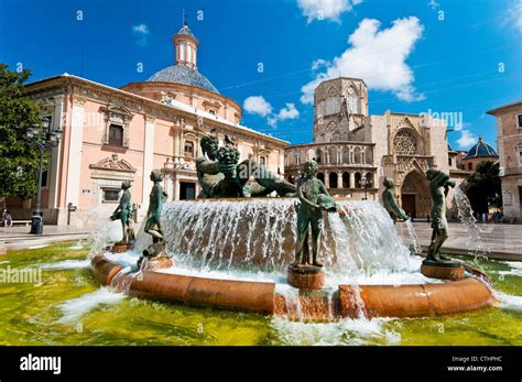 Turia fountain, Plaza de la Virgen, Valencia, Spain Stock Photo - Alamy