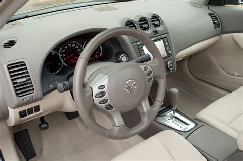 Nissan Altima Hybrid, 2010 | Road Reality