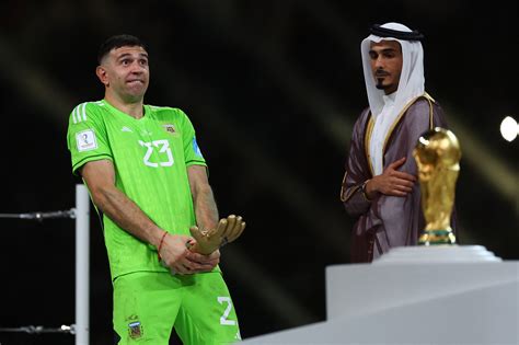 Emiliano Martínez makes vulgar gesture with trophy after World Cup