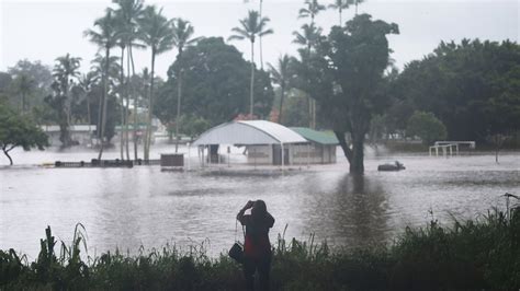 Hawaii Braces for a Rare Encounter with a Hurricane - The New York Times