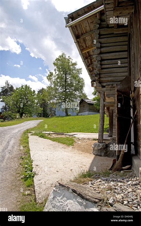 Swiss chalet architecture hi-res stock photography and images - Alamy