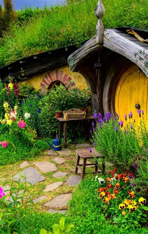 Hobbit house garden | Unique Gardens | Pinterest | Gardens, Cottages ...