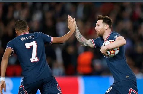 The rivalry between Lionel Messi and Kylian Mbappe is heating up again ...