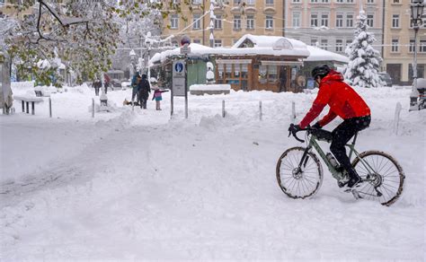 Heavy snowfall in Bavaria region forces Munich Airport to shut down ...