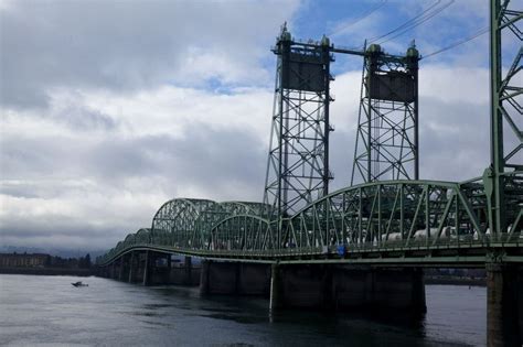 Interstate Bridge trouble closes southbound lanes, officials say ...