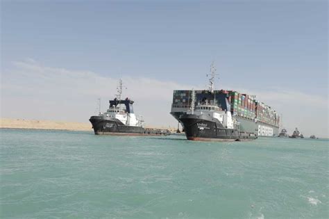 Experts launch probe into cargo ship grounding in Suez Canal | Daily Sabah