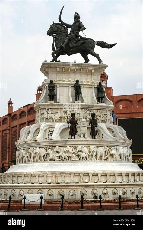 Maharaja Ranjit Singh Statue in Amritsar, Punjab, India Stock Photo - Alamy