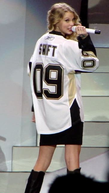 Taylor Swift in the jersey the Penguins gave her. Love it. :) | Taylor swift fearless, Taylor ...