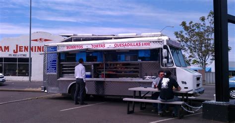 What's Buddy Eating?: May 24, 2011 - Lunch at a Taco Truck :)