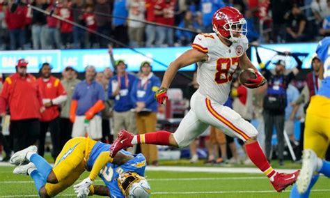 Kelce Scores 3 Touchdowns, Chiefs Rally Past Chargers 30–27 | The Epoch ...