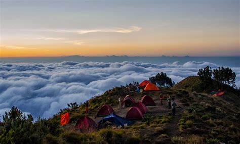 Climbing Mount Rinjani Package 4 days 3 nights at the Summit and the lake Segara Anak