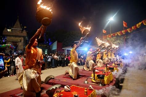 Devotees Perform Rituals On The Last Day Of Chhath Puja Photos: HD ...