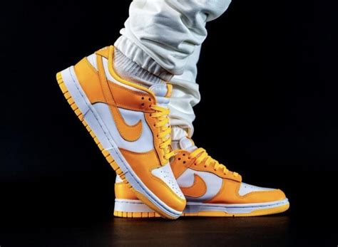 Check nu de nieuwste on-feet foto's van de Nike Dunk Low 'Laser Orange'