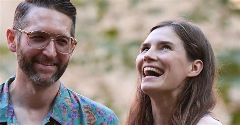 Amanda Knox marries husband for second time in bizarre space-themed wedding - Mirror Online