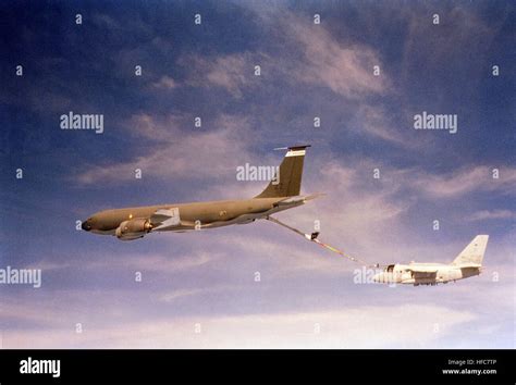 KC-135R refueling ES-3A Stock Photo - Alamy