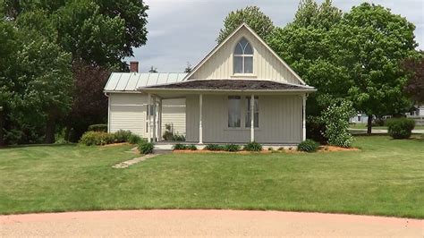 American Gothic House from the painting by Grant Wood - YouTube