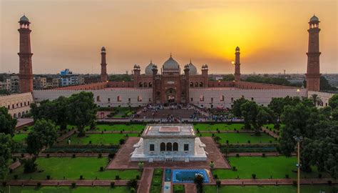 Badshahi Mosque Lahore - Trango Tours