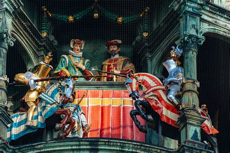 Glockenspiel Munich on Marienplatz [times & history]