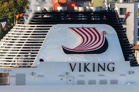 Rogue wave hits Viking cruise ship; kills 1, injures 4 - UPI.com