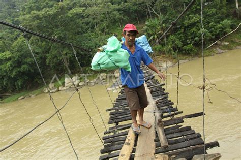 JEMBATAN GANTUNG | ANTARA Foto