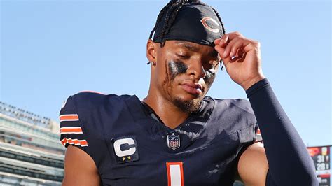 Bears' Matt Eberflus Updates Justin Fields' Injury Status After Loss