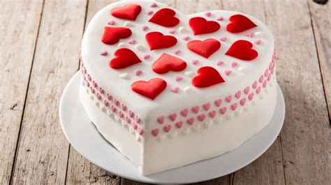 This Might Be The Easiest Way To Make A Heart-Shaped Valentine's Day Cake