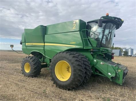 John Deere S680 Combine