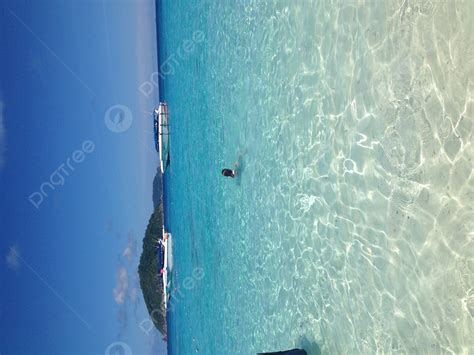 Background Foto Orang Berenang Di Pantai, Berenang Bersih, Biru Langit ...