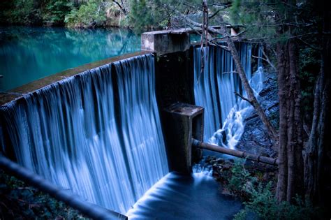 the water is running down the side of the dam