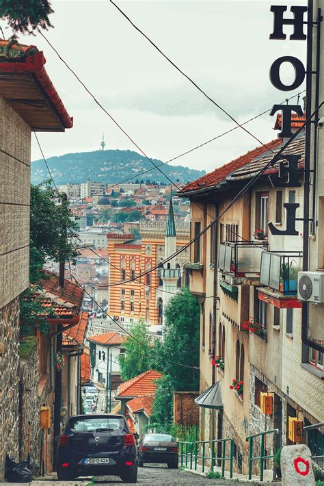 Sarajevo - stari grad - Pogled prema vijećnici i starom gradu Sarajeva ...