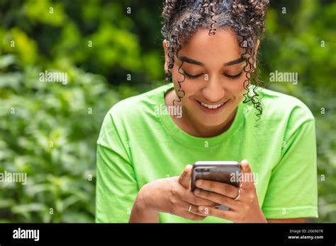 Adolescent africain avec téléphone Banque de photographies et d’images à haute résolution - Alamy