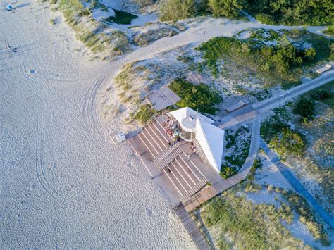 Lifeguard Station with Amphitheater / DO architects | ArchDaily